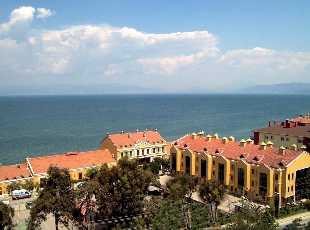 Montania Town Hotel Mudanya Exterior photo